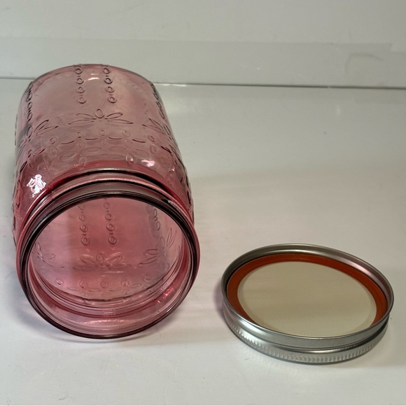 SYNDIOATE Pink Qt Jar with handmade needlepoint top gift jar NWOT - Picture 3 of 8